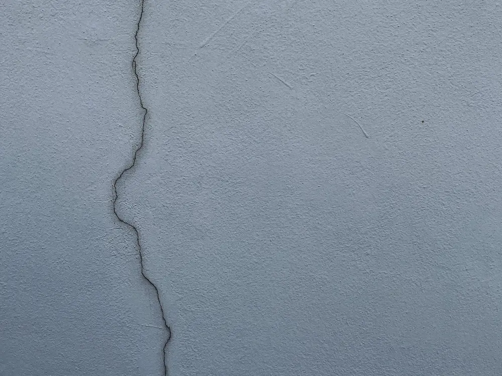 Fissure dans un enduit extérieur